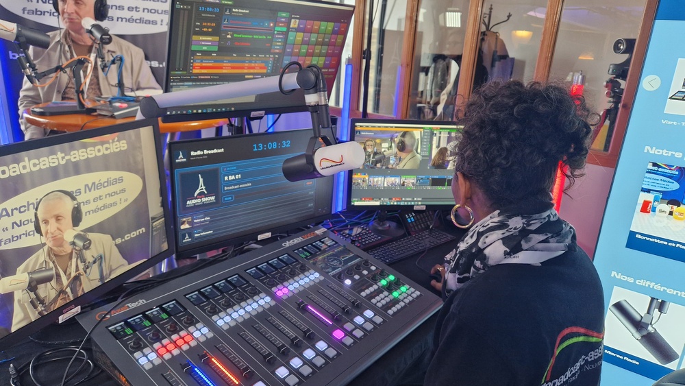 La régie vidéo et audio de "Radio Broadcast" exploitée par Broadcast-associés pendant le Paris Radio Show 2026