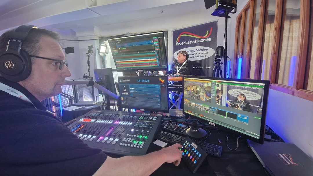 La régie technique de "Radio Broadcast" opérée par Broadcast-associés lors du Paris Radio Show 2026. Un pilotage audio et vidéo en direct depuis la Bellevilloise.