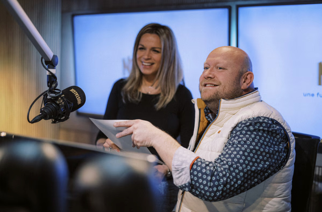 Olivier et Isa animent la matinale de Nostalgie Belgique. Chaque jour, la station est écoutée par 451 178 auditeurs © Quentin Descotte