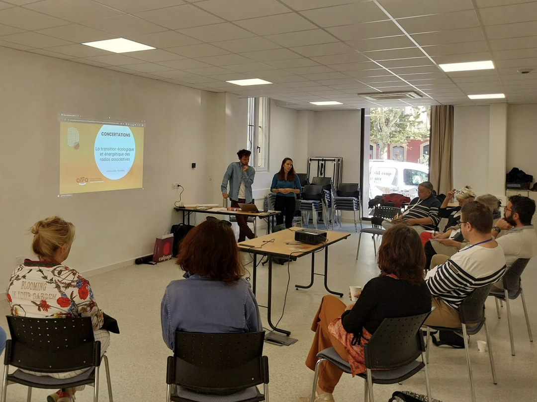 Pablo Belime et Marion Ser ont animé une concertation réunissant une cinquantaine de radios associatives pour analyser les enjeux écologiques et énergétiques du secteur. Cette démarche collective a permis d’identifier les fragilités du modèle et de préparer des outils, comme SONAR, pour accompagner la transition écologique de la filière.