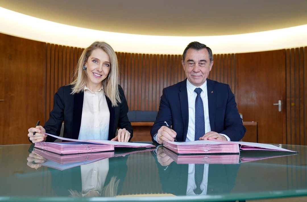 Sibyle Veil, Présidente-directrice générale de Radio France et Alain Leboeuf, Président du Vendée Globe, ont signé un partenariat majeur pour l'édition 2028 et ses courses de qualification.