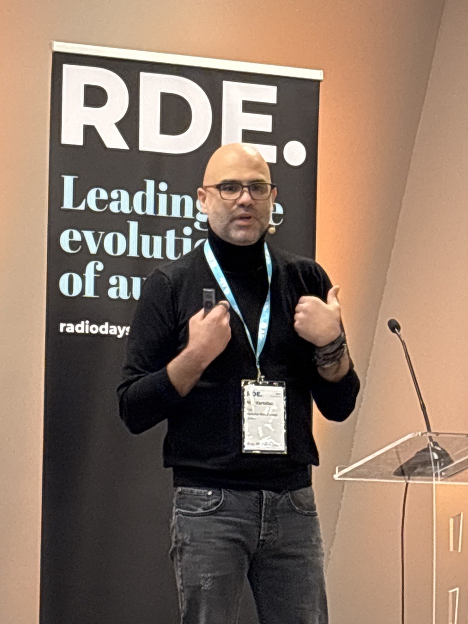 Le conseil de Nikos Kartelias : Les stations de radio doivent passer de la vente de créneaux publicitaires à la vente de solutions intégrées axées sur les résultats, en exploitant les forces uniques de la radio.