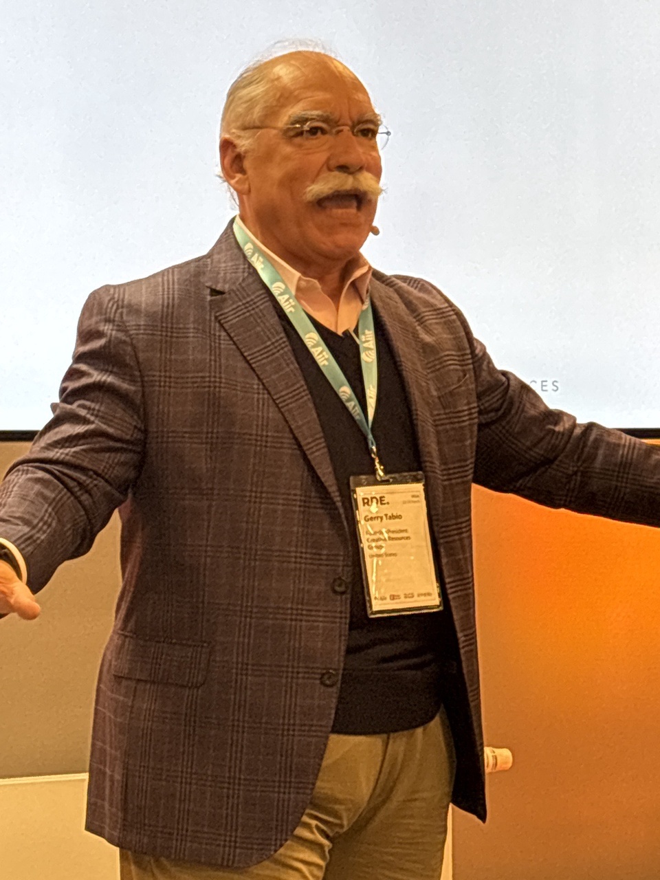 Selon Gerry Tabio, les commerciaux doivent évoluer de preneurs de commandes réactifs à « Créateurs de Résultats » proactifs en engageant les clients plus tôt dans leur processus de décision.