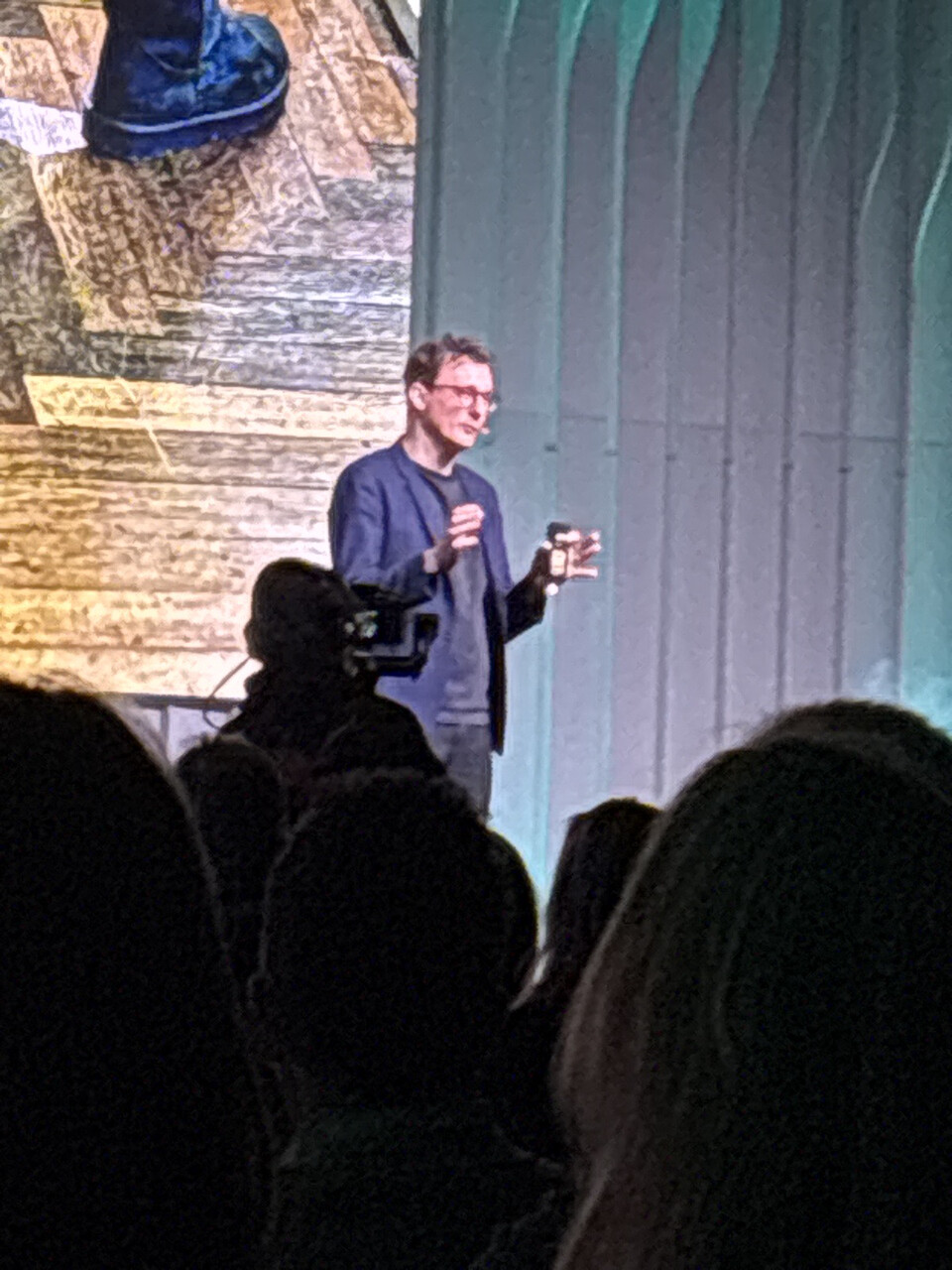 Nikolaj Vitting Hermann, responsable des contenus et des collaborations chez DR (Danmarks Radio), sur la scène des Radiodays Europe 2026 à Riga.