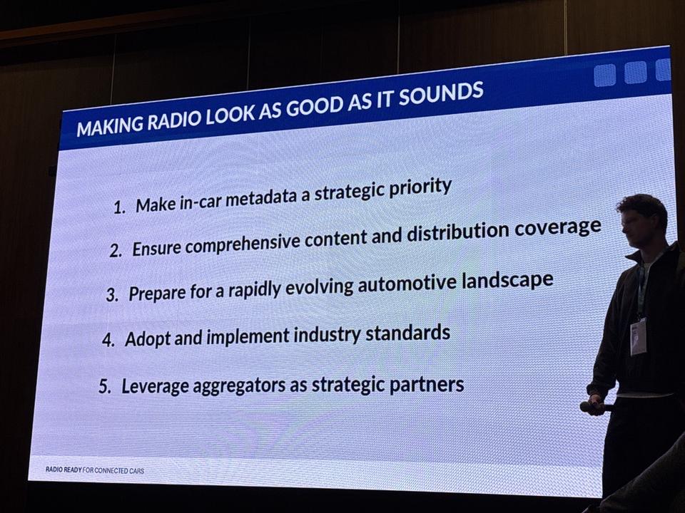 Cinq priorités pour les métadonnées en voiture — en faire une priorité stratégique, assurer la couverture, se préparer à l'évolution automobile, adopter les standards, et travailler avec les agrégateurs.