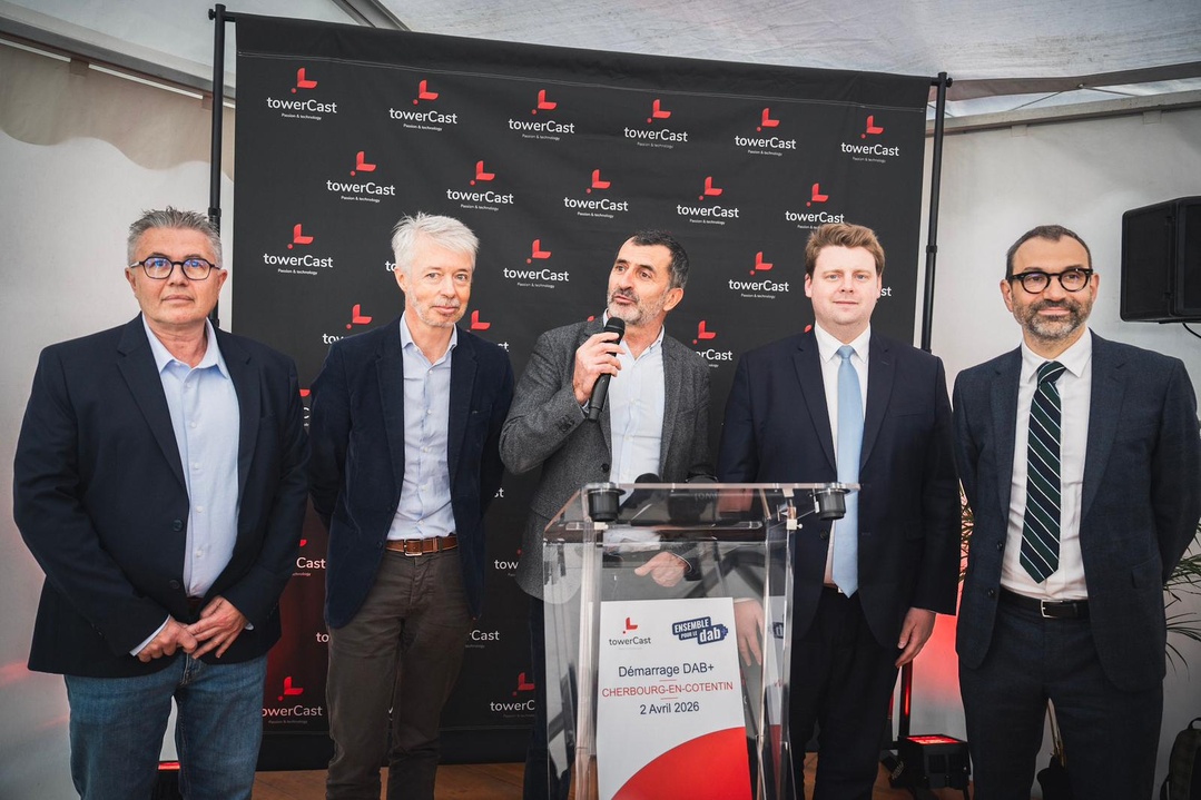 De gauche à droite : Bruno Françoise (Adjoint au Maire), Charles-Emmanuel Bon (Ensemble pour le DAB+), Raphaël Eyraud (towerCast), le sénateur Sébastien Fagnen et Romain Laleix (ARCOM)