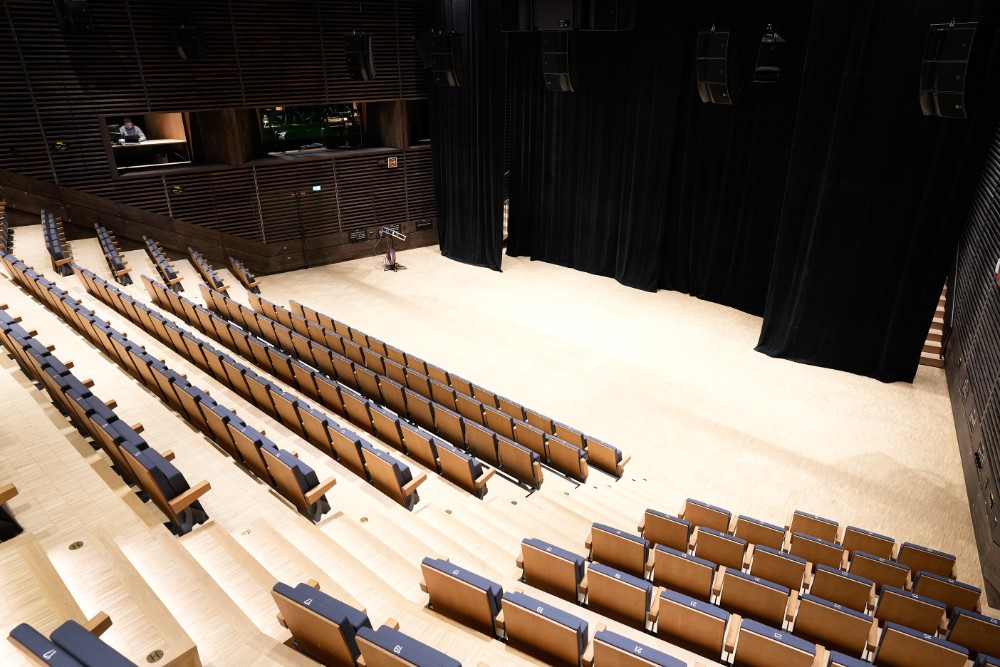 Le Studio 105 de Radio France, espace de 461 m2 dont 326 m2 de plateau, est équipé d’un réseau SMPTE 2110, d’une prise de son multicanal immersive et d’une infrastructure de diffusion en direct intégrée.