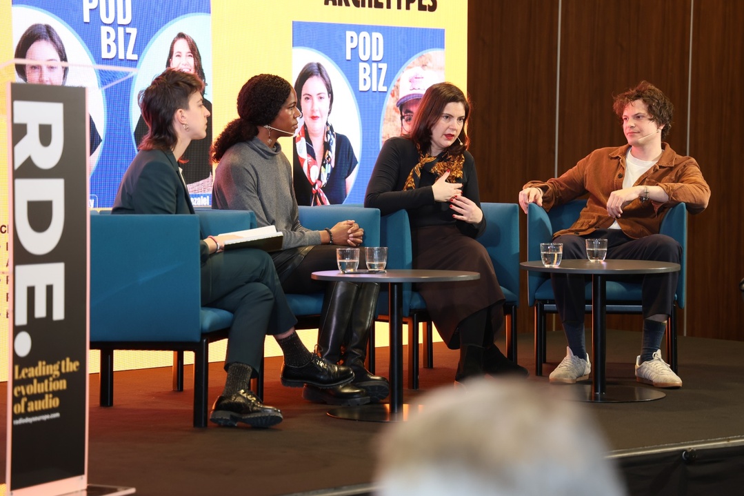 Arthur Soria (à droite), CEO de LACME Production sur la scène des RadioDays Europe