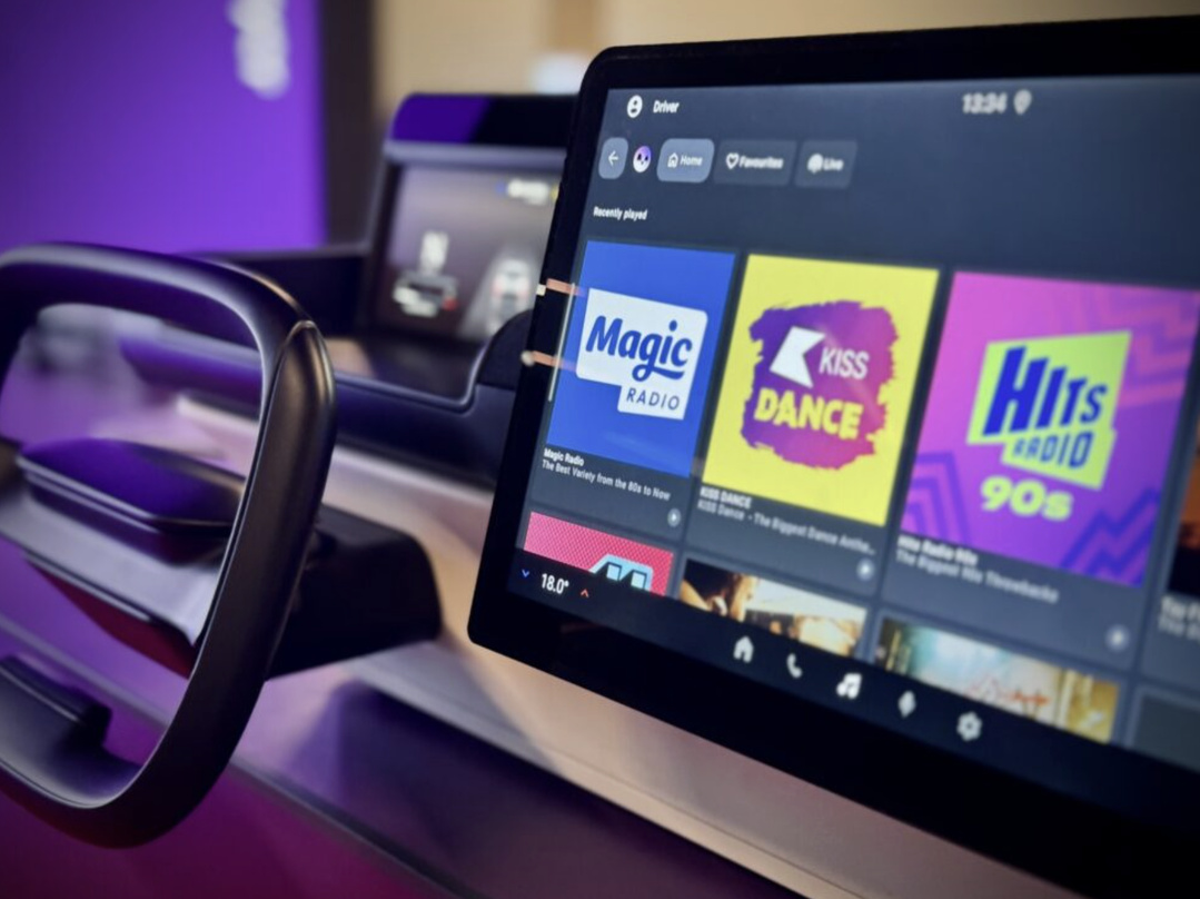 auer Media Audio indique que d’autres mises à jour concernant les véhicules compatibles et les marchés concernés seront communiquées ultérieurement. Le déploiement de Rayo dans Android Automotive s’inscrit dans une dynamique d’extension progressive de la plateforme sur différents environnements d’écoute.