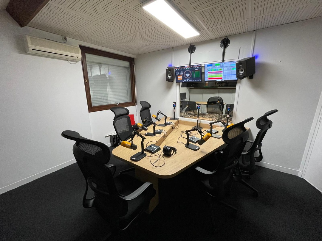 RVVS et RVE modernisent leurs studios avec Broadcast-associés