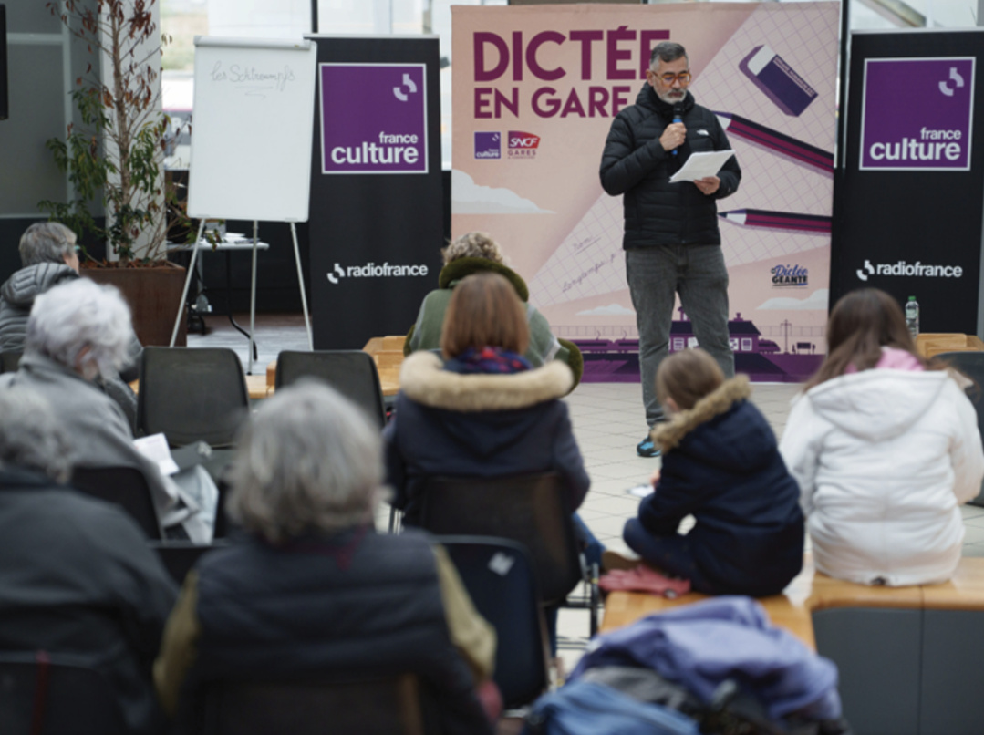 Ce mercredi, Rachid Santaki animera une session de "La Dictée En Gare". L’opération propose au public de participer à une dictée dans un espace de gare, autour de textes issus de la littérature française.