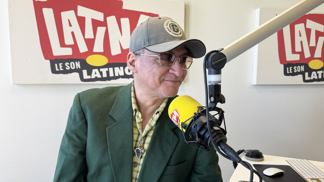 Roberto Burgos revendique une radio "authentique", portée par "la Familia Latina" et un ADN musical unique. Pour l’animateur historique de Latina, les nouveaux usages audio offrent l’opportunité de renforcer encore le lien avec les auditeurs.