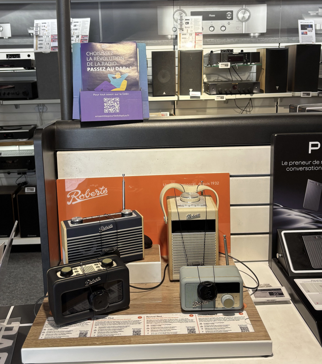 Avec cette opération, Ensemble pour le DAB+ cherche à renforcer la visibilité des postes radio compatibles DAB+ directement dans les réseaux de distribution grand public.