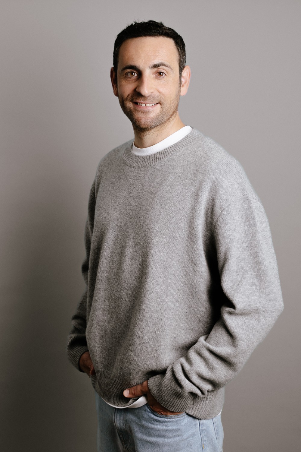 Camille Combal animera un nouveau rendez-vous hebdomadaire sur France Inter chaque samedi à 12h, du 4 juillet au 22 août 2026. L'animateur prendra les commandes d'un divertissement estival reposant sur un conseil municipal fictif mêlant jeux, quiz et improvisation. Crédit photo : Hélène Pambrun