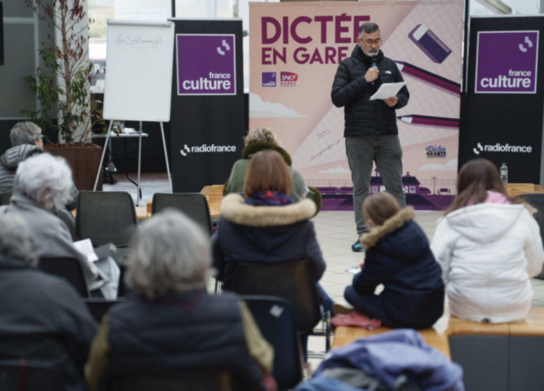 Une précédente édition de "La Dictée En Gare" organisée par France Culture et SNCF Gares & Connexions à Poitiers. Crédit photo : Mathieu Delmestre - SNCF Gares & Connexions.