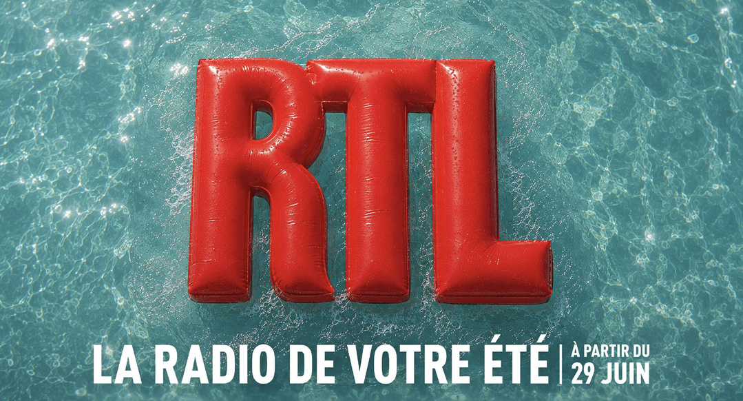 RTL mise sur le direct, les podcasts et le sport pour accompagner les Français tout l’été