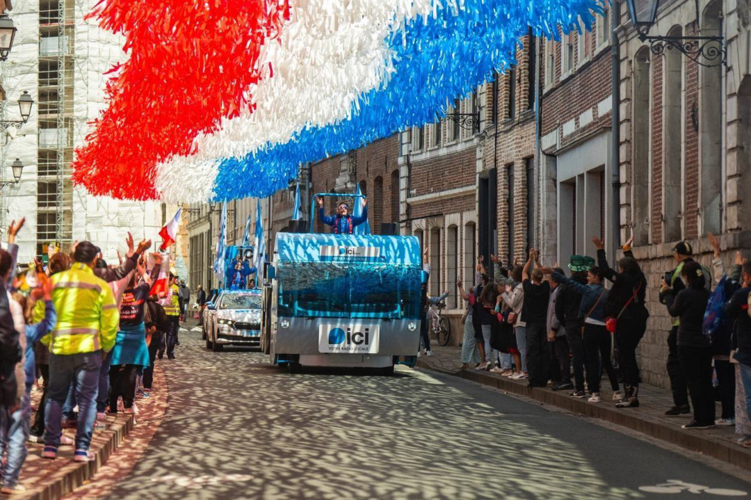 La caravane d’ICI reprendra la route du Tour de France 2026 pour la deuxième année consécutive, tandis que les 44 radios locales du réseau assureront la couverture des 30 étapes de l’épreuve. © Séverine Mignot