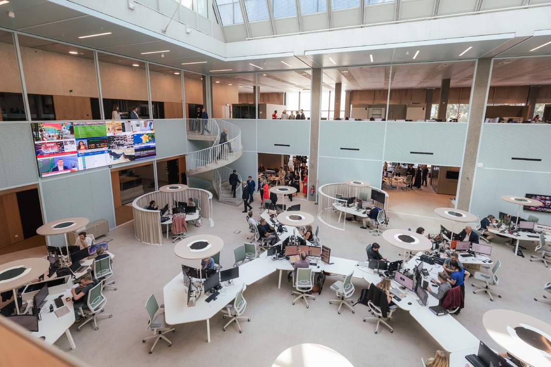Vue du cœur opérationnel de Média Square, le nouveau siège de la RTBF, conçu autour d’espaces de travail mutualisés et d’une infrastructure de production 100% numérique (IP). © Martin Godfroid / RTBF Vue du cœur opérationnel de Média Square, le nouveau siège de la RTBF, conçu autour d’espaces de travail mutualisés et d’une infrastructure de production 100% numérique (IP). © Martin Godfroid / RTBF