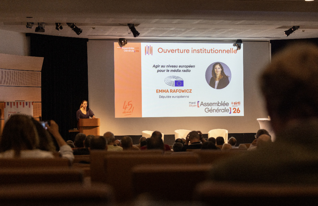 Emma Rafowicz, députée européenne, lors de son intervention d'ouverture de l'Assemblée générale 2026 du SIRTI, consacrée aux enjeux européens pour le média radio © SIRTI