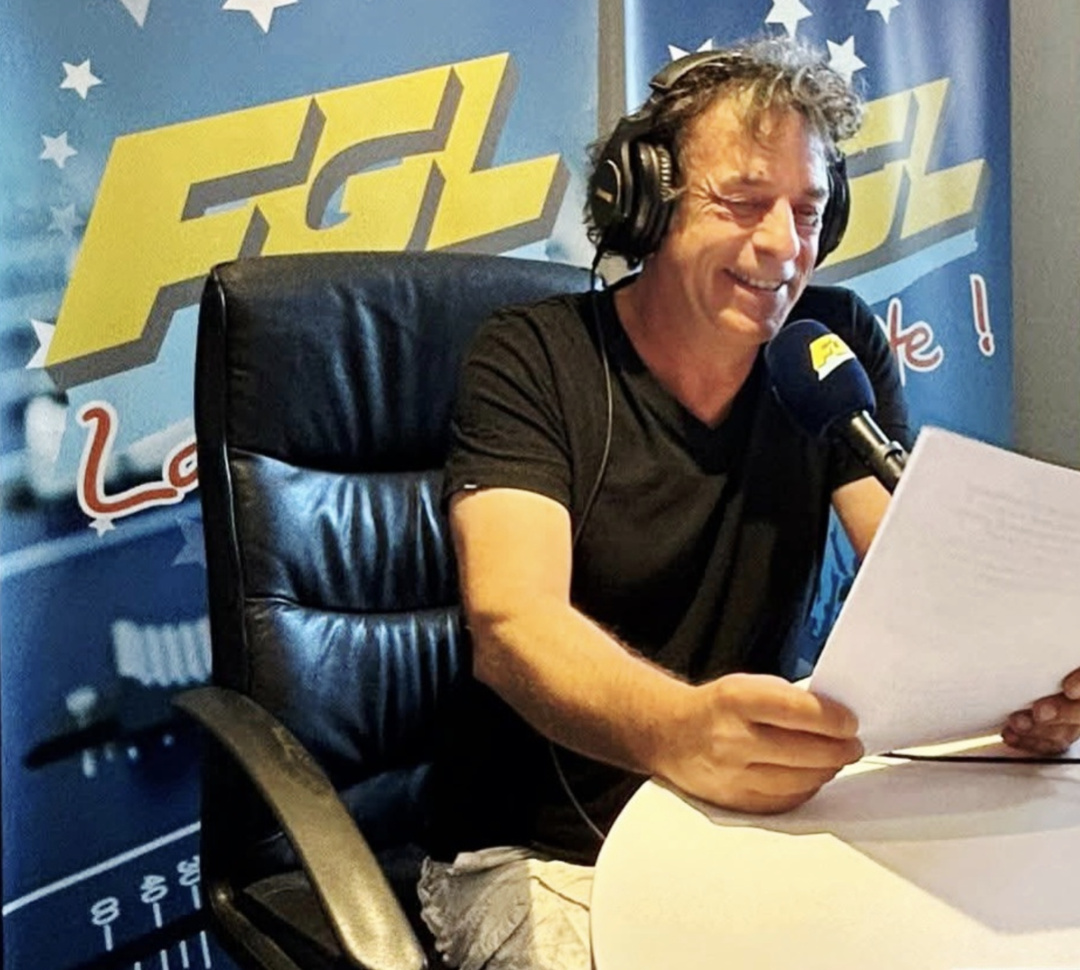 Figure incontournable de FGL, Hervé Delrieu est l'un des piliers de la station. Son engagement de longue date en fait l'une des voix et des forces vives de cette radio de proximité. © FGL