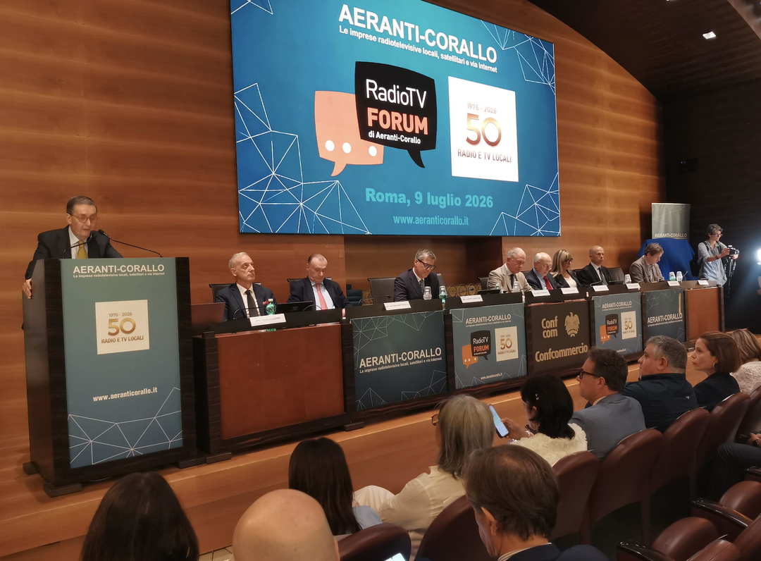 Réuni à Rome le 9 juillet 2026, le RadioTV Forum d'Aeranti-Corallo a réaffirmé que la FM demeure le principal mode de diffusion des radios locales italiennes, tout en appelant à un développement du DAB+ compatible avec les besoins des territoires.  Source : Aeranti-Corallo.