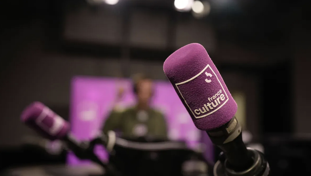 France Culture clôt la saison 2025/2026 avec 2 138 000 auditeurs quotidiens, soit 3.8% d’audience cumulée et 3.4% de part d’audience. Sur la vague avril-juin 2026, la station réunit 2 182 000 auditeurs quotidiens. © Radio France