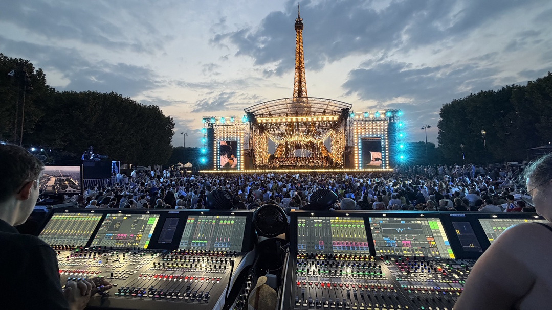 Au pied de la tour Eiffel. le Concert de Paris 2026 s’est appuyé sur une infrastructure audio sur IP pour sa production et sa diffusion. Au premier plan. deux consoles Lawo mc²56 utilisées par les équipes son de Radio France. Source : Lawo.
