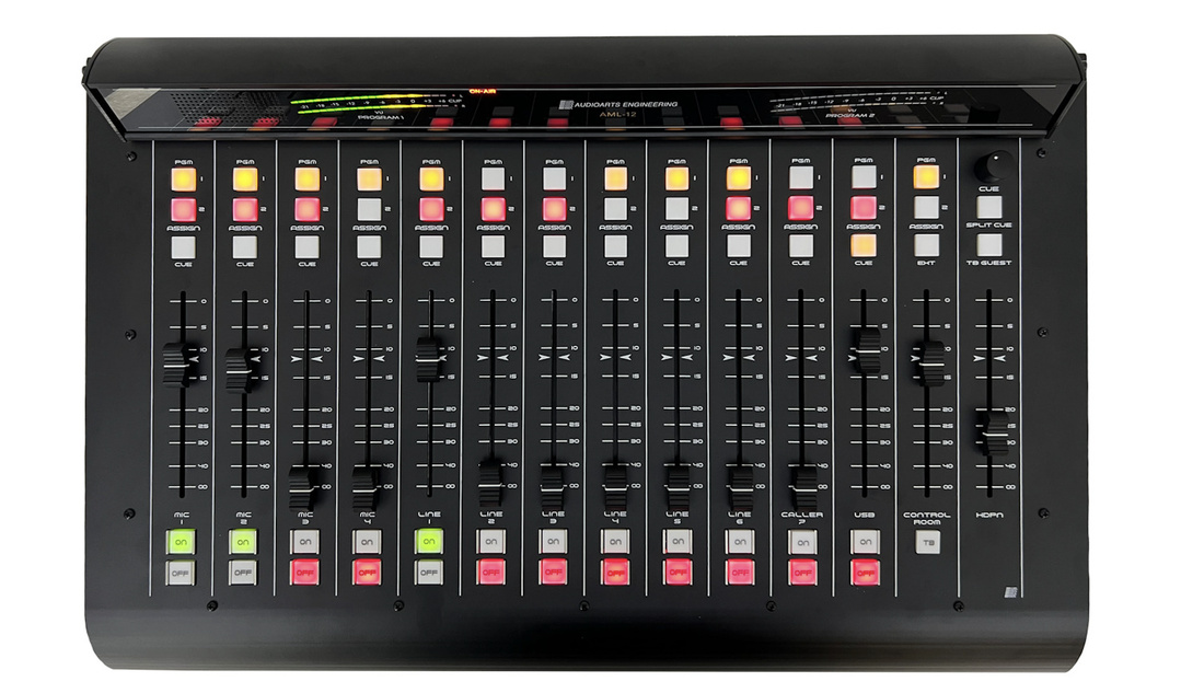 L’AML-12 de Wheatstone, sous la marque Audioarts, est une console analogique radio à 12 canaux équipée de faders de 100 mm, de préamplis micro Super-Quiet, d’un port USB et d’un canal dédié aux appels.