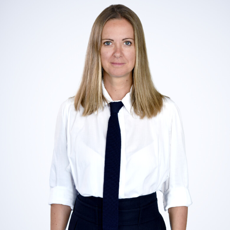 Charline Vanhoenacker présente cette saison "C’est loin mais c’est beau", sa nouvelle émission sur France Inter. Crédit photo : Radio France.