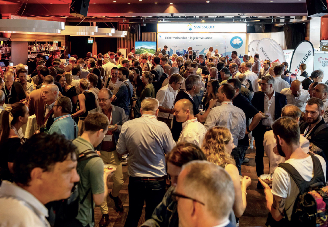 Le SwissRadioDay réunit chaque année à Zurich les professionnels de la radio et de l’audio autour des grandes transformations du secteur. Le 27 août 2026, échanges, conférences et networking rythmeront une journée consacrée aux usages, à l’innovation et à l’avenir du média. © SwissRadioDay