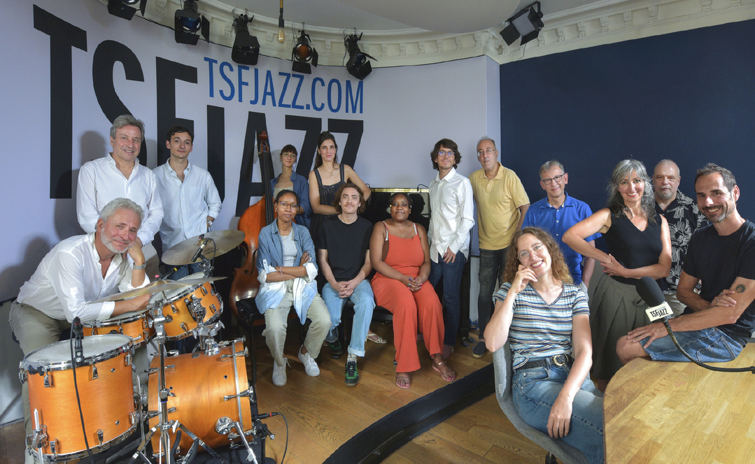 L’équipe de TSFJAZZ réunie dans les studios de la station à l’occasion de la rentrée 2026, marquée par de nouvelles voix, quatre nouveaux programmes et plusieurs rendez-vous désormais hebdomadaires.  Source : TSFJAZZ, dossier de presse rentrée 2026.