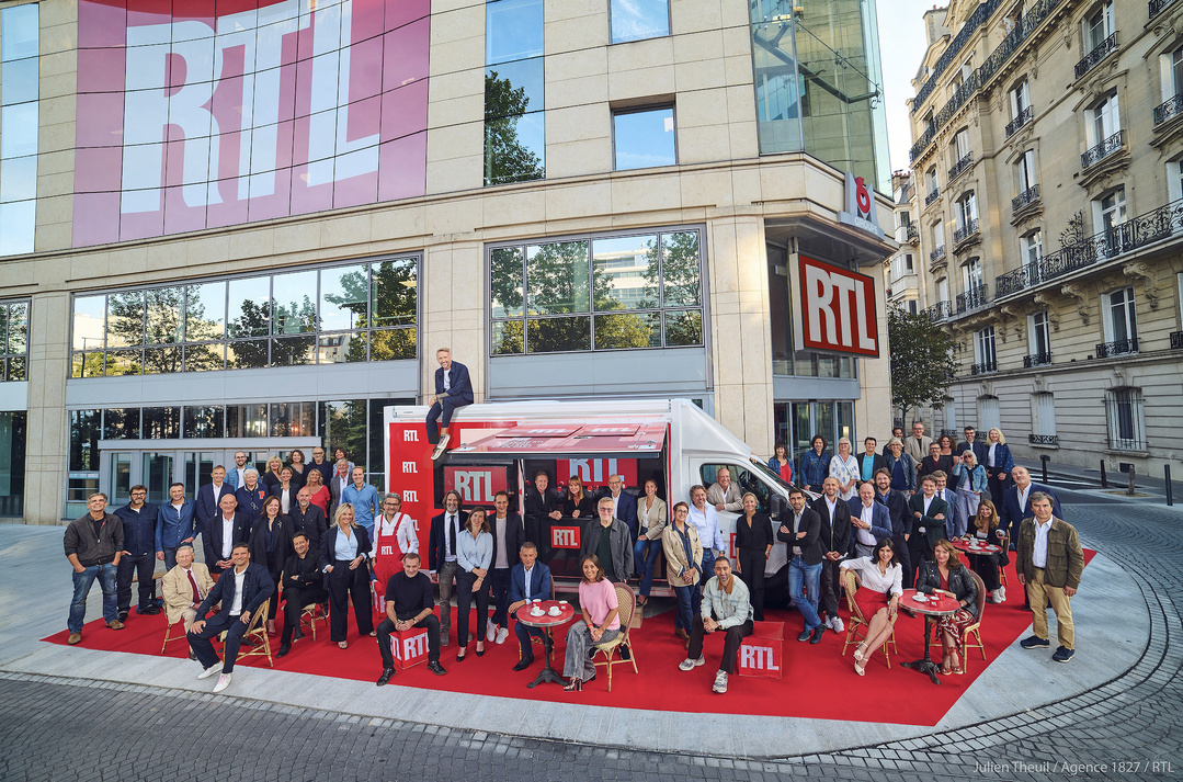 L’équipe de RTL réunie devant les locaux de la station à l’occasion de la rentrée 2026, marquée par les 60 ans de RTL et les 50 ans des "Grosses Têtes". © Julien Theuil / Agence 1827 / RTL