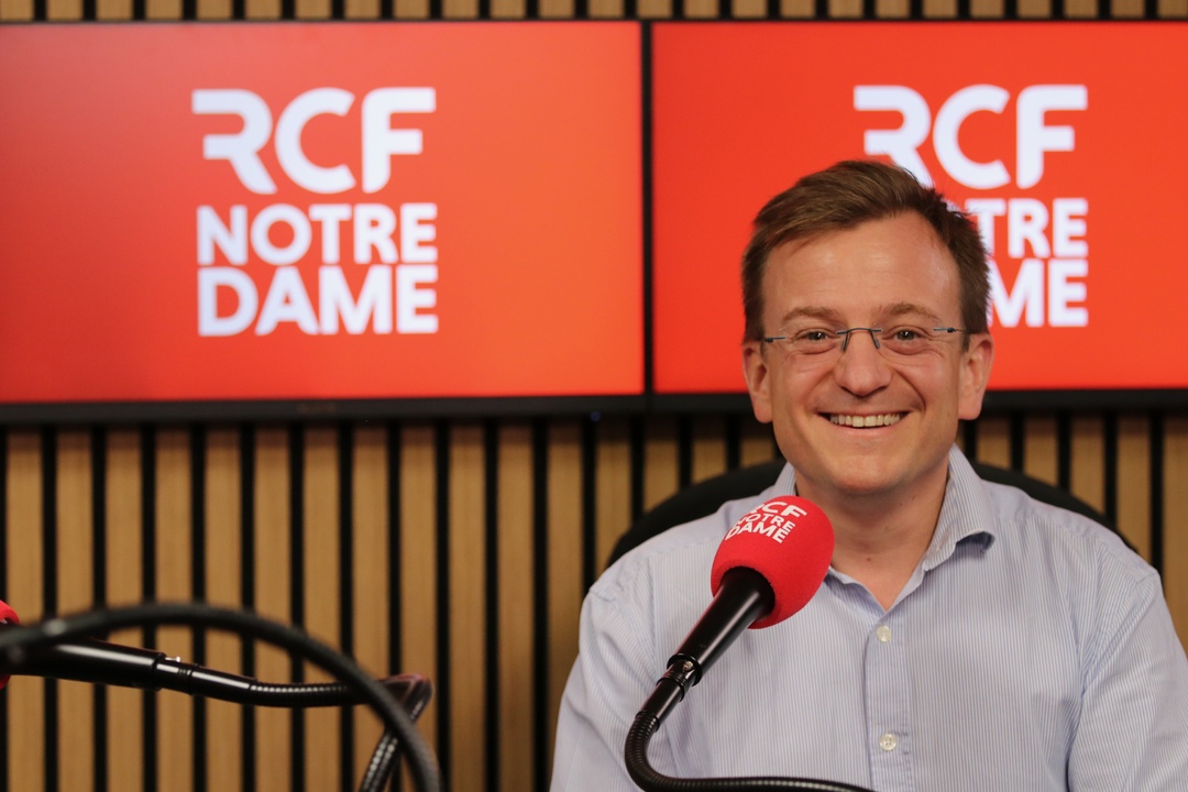 Étienne Pépin, directeur de la rédaction de RCF Notre Dame, pilote une antenne désormais intégralement en direct de 6h30 à 22h30, avec une vingtaine de journalistes mobilisés tout au long de la journée. © Sabine de Rozières
