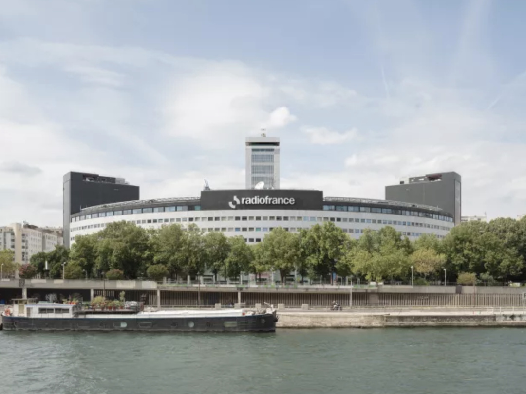 La Maison de la Radio et de la Musique, inaugurée en 1963, accueille les équipes qui produisent chaque jour les programmes des antennes de Radio France. Le bâtiment parisien a été labellisé "Patrimoine du XXe siècle" en 2016 puis inscrit au titre des monuments historiques en 2018. Source : Radio France