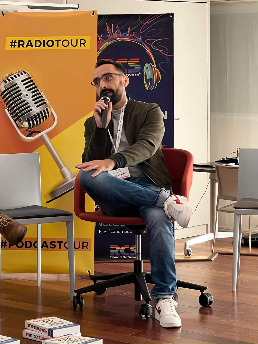 Jean-Marc Courrèges-Cénac, coprésident de la CNRA et directeur d’Atomic Radio, appelle à éviter une nouvelle baisse du FSER dans le cadre du PLF 2027. Il défend également un déploiement du DAB+ garantissant aux radios associatives une couverture comparable à celle des autres catégories de radios.