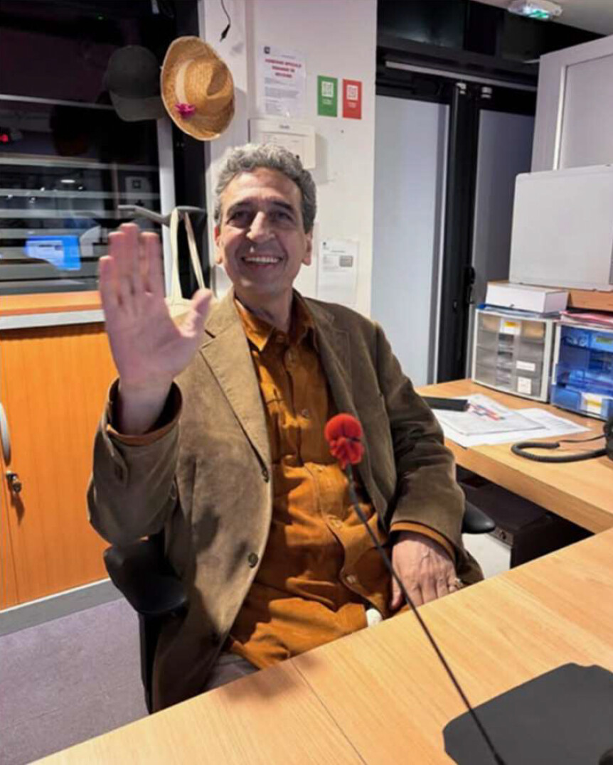 Ahmed Belhaouss, figure de l’accueil et de l’antenne d’ICI Nord pendant plus de 4 décennies, quittera la station le 30 septembre 2026 après 43 années. Crédit photo : ICI Nord.
