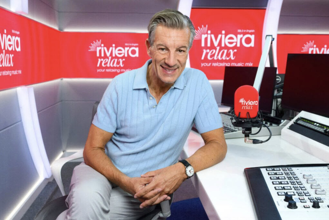 Paul Phear dans les studios de Riviera Relax, la nouvelle station musicale lancée par Global sur la Côte d'Azur. © Global