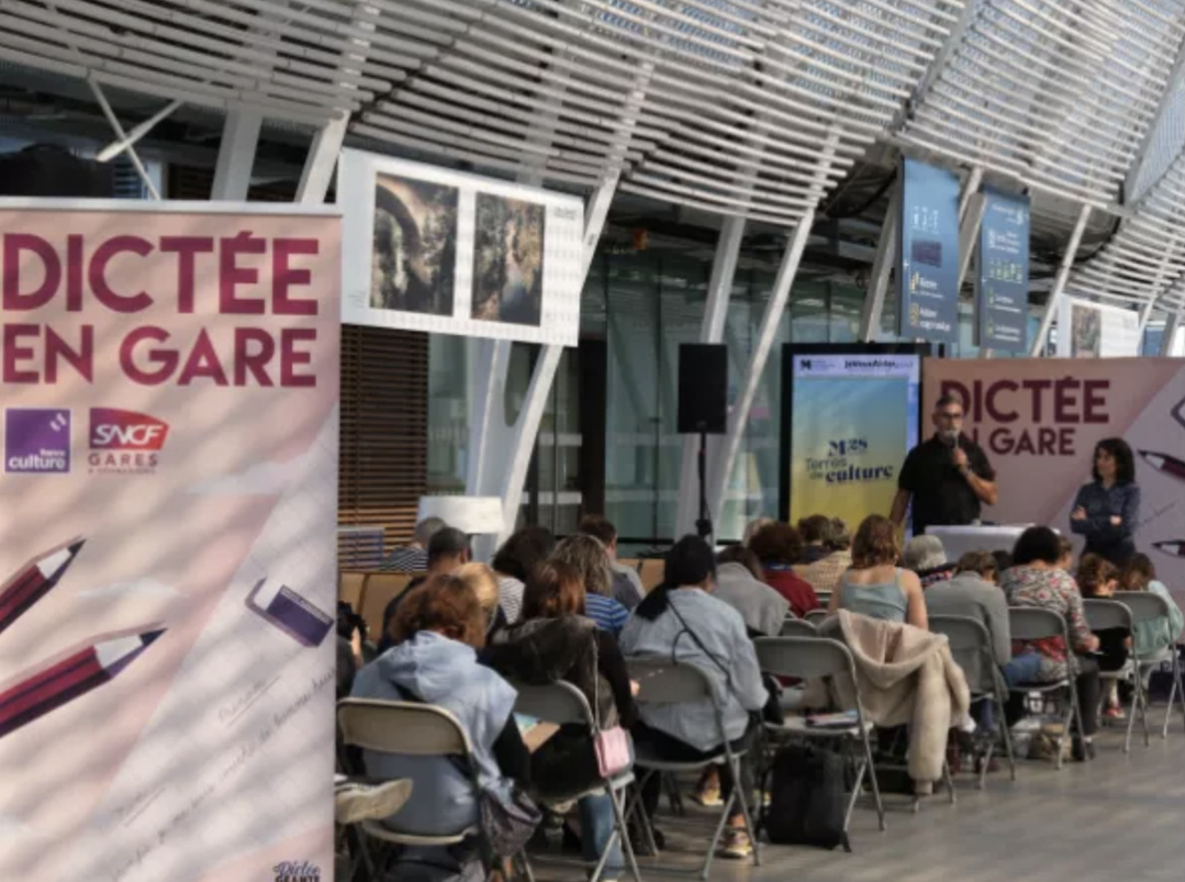 La "Dictée en gare", organisée par France Culture et SNCF Gares & Connexions, propose au public de participer à des sessions de dictée au cœur des gares © Radio France