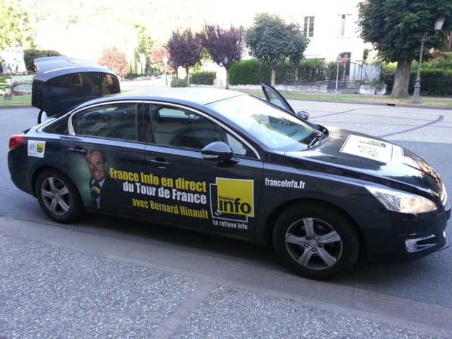 Une des voitures aux couleurs de France Info sur le Tour de France © Twitter @UnjoursurleTour Une des voitures aux couleurs de France Info sur le Tour de France © Twitter @UnjoursurleTour