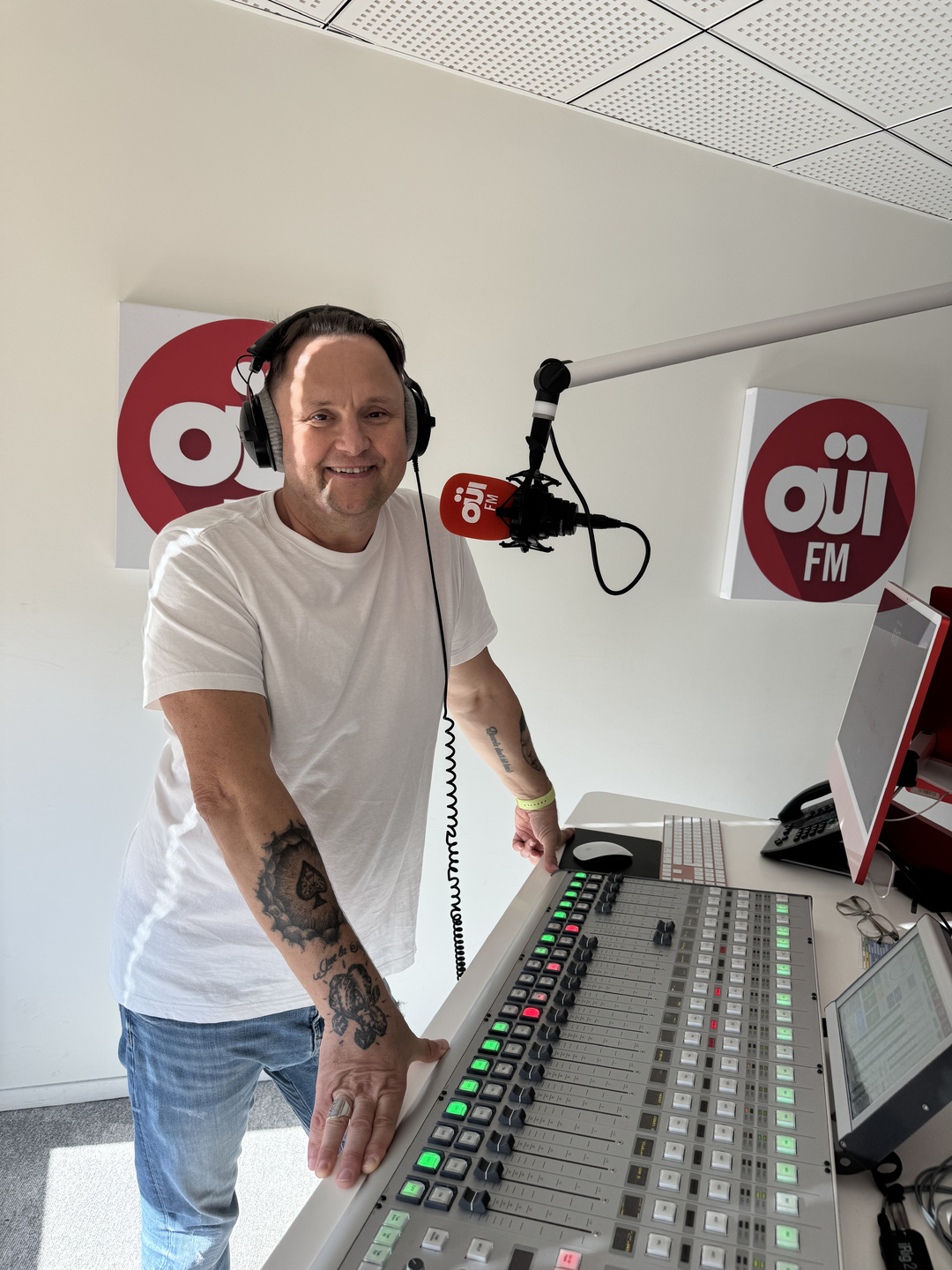 Arnold, aux commandes du Morning Rock sur OÜI FM, défend une matinale où la musique reste centrale, tout en misant sur le direct, la proximité avec les auditeurs et le développement des contenus numériques. © OÜI FM