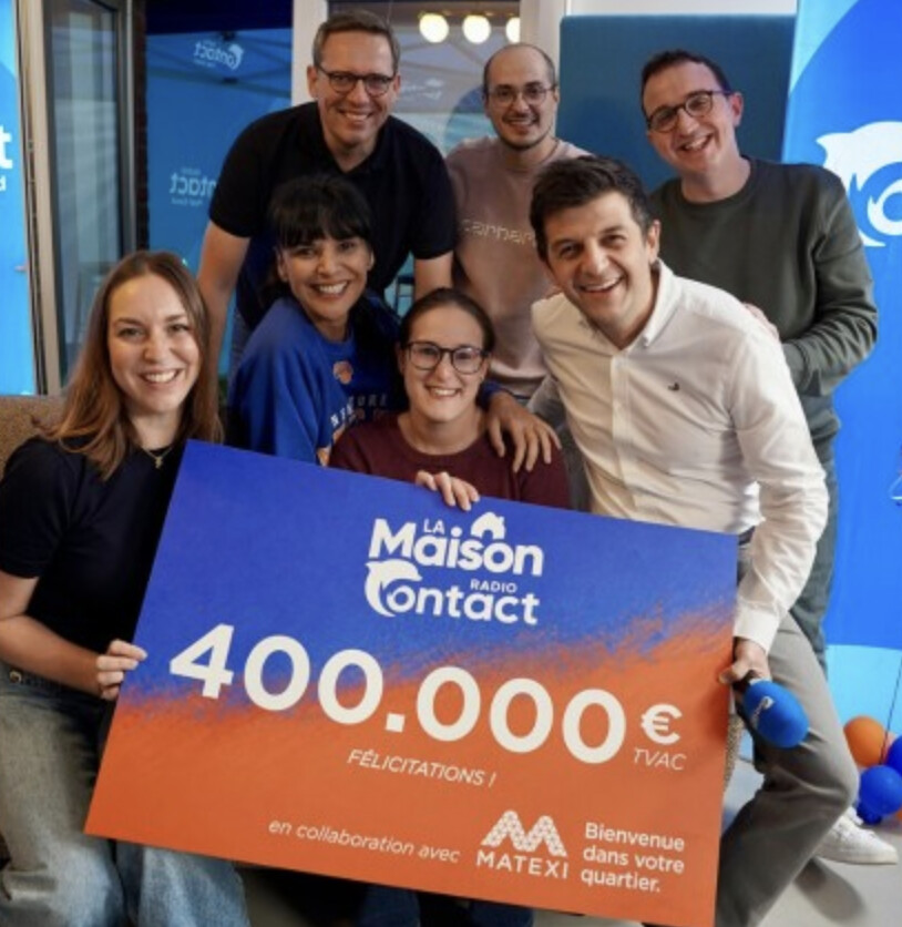 Élodie, gagnante de "La Maison Radio Contact", entourée des équipes de la station après avoir remporté une maison meublée d’une valeur de 400 000 €. © Radio Contact