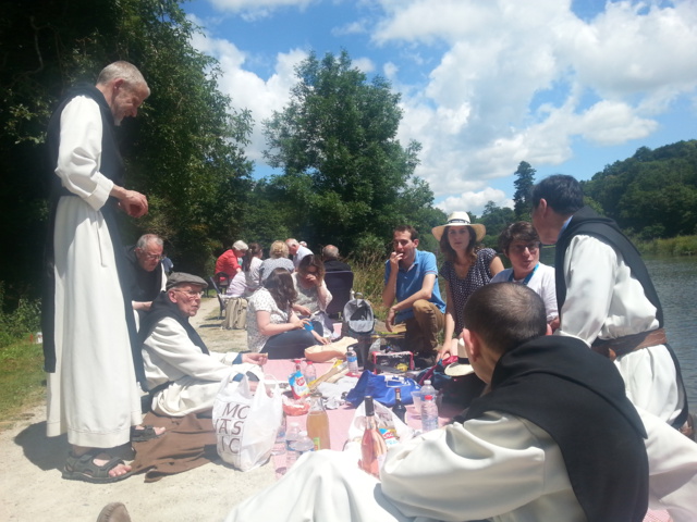 Plus de 20 000 auditeurs et même des moines au pique-nique géant de France Bleu Plus de 20 000 auditeurs et même des moines au pique-nique géant de France Bleu