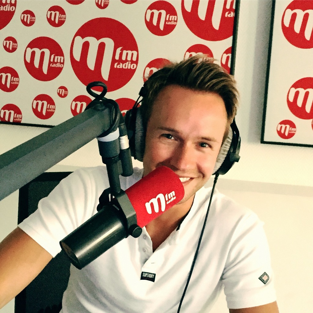 Loin des studios télé, Cyril Féraud s'est installé en toute simplicité derrière le micro. / Photo JF