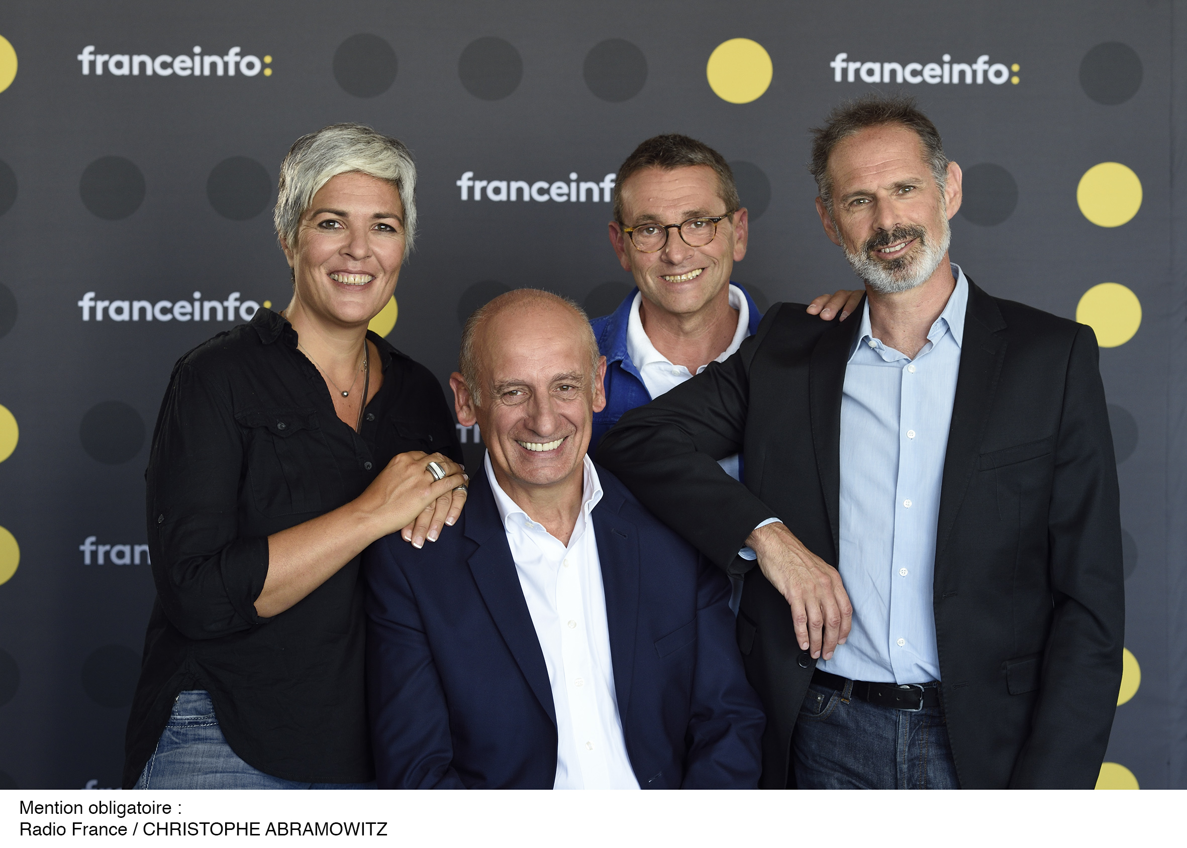 Jean-Michel Aphatie aux côtés de l'équipe de 8h30 Aphatie sur franceinfo. © Christophe Abramowitz (Radio France)