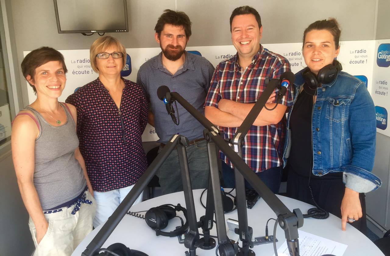 L'équipe de Radio Gâtine. De gauche à droite : Sophie Moine, Béa Boutin, Thomas Moreau, Samuel Pacault et Élodie Morisset.