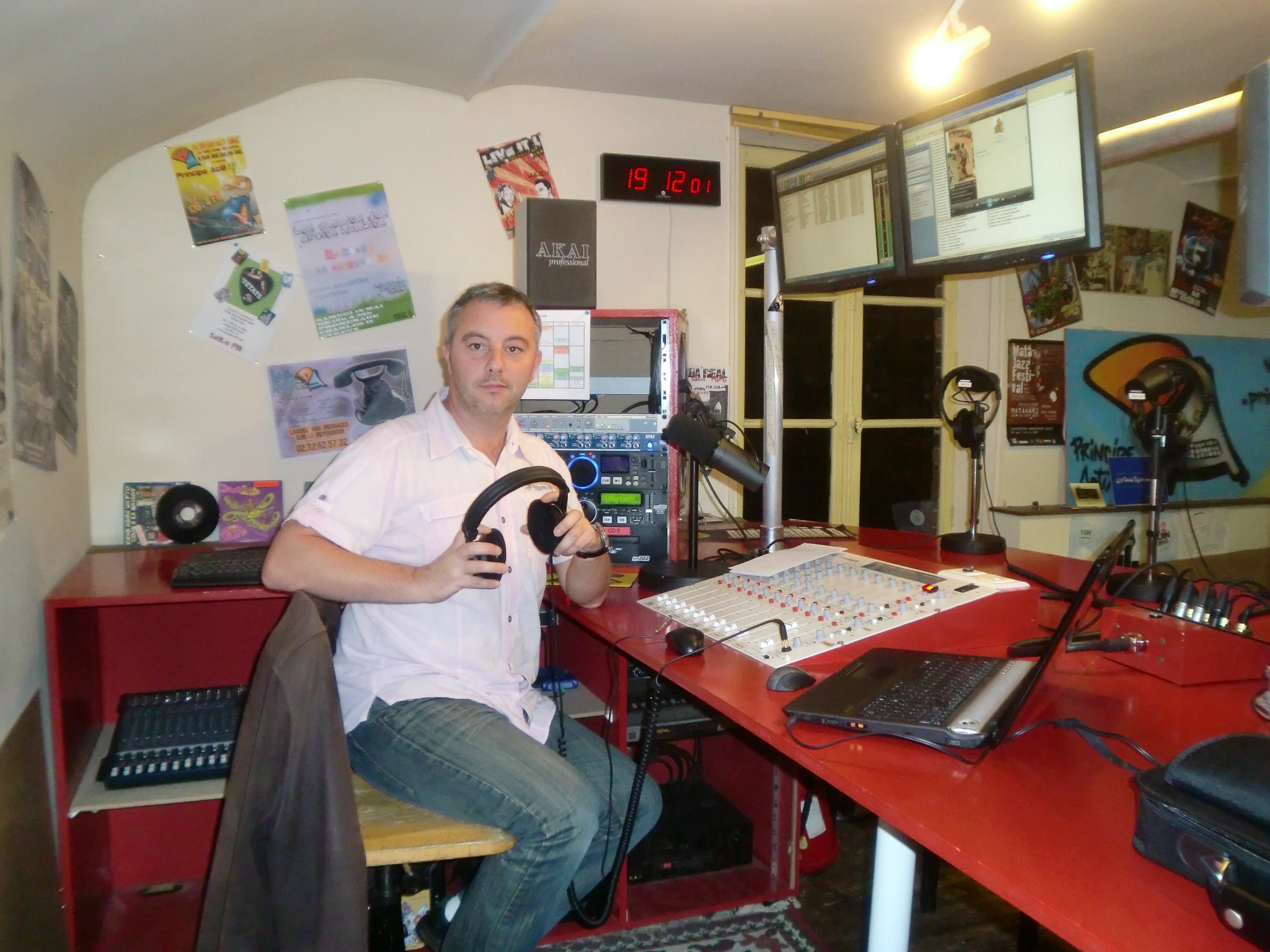 Michel Dunand dans le studio de la radio Principe Actif, à Evreux