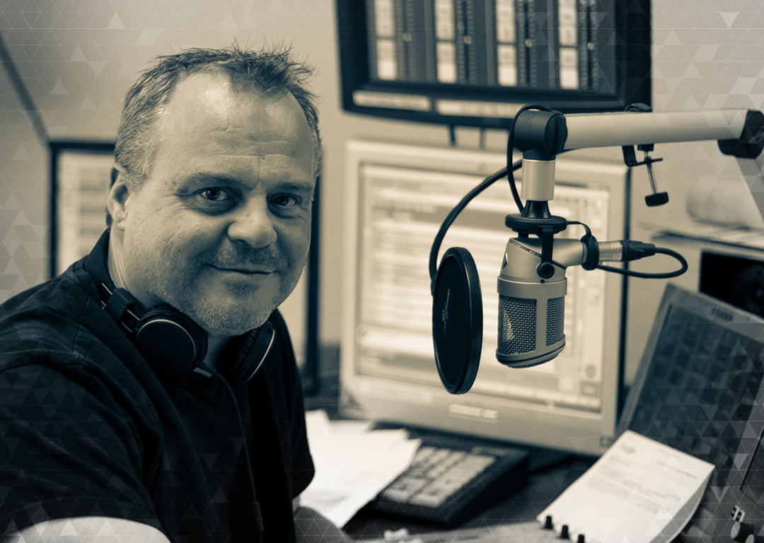 Mark Butcher dirige la station et présente le Morning Show.