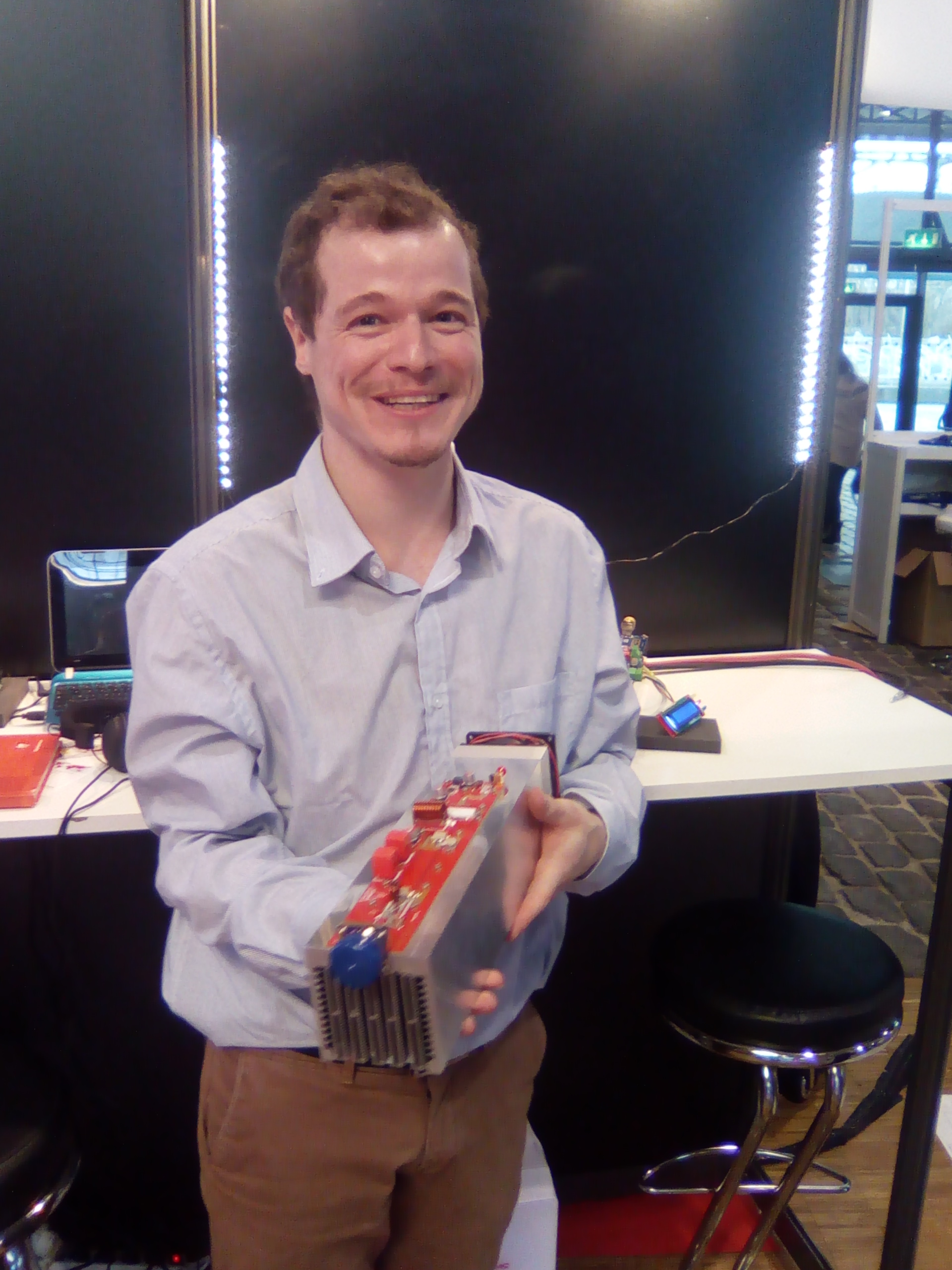 Floris Roosen et son prototype d'émetteur de 1 kW. © BV.