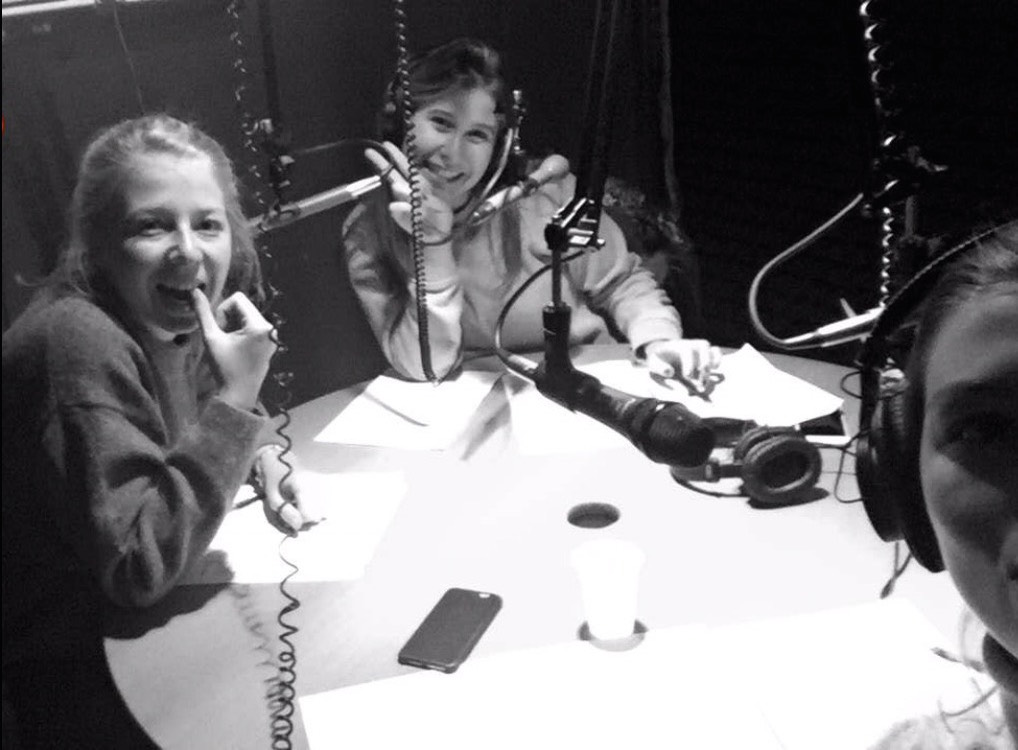 Manuela, Camille et Eva dans le studio de Pepper radio, en train de présenter leur émission Publivore