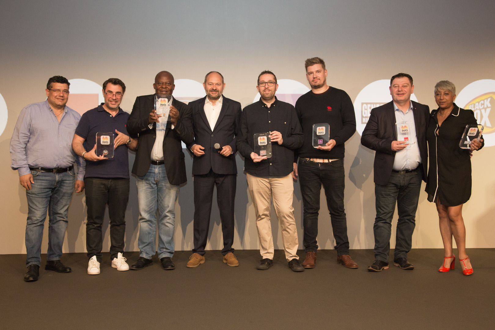 La remise des Trophées DATA avec (de gauche à droite) Laurent Chabbat et Charles Couty (Tonic Radio), Edgar Gomez (BlackBox), Jean-Eric Valli (Indés Radios), Wilfrid Tocqueville (Sweet FM), Michaël Levêque (Champagne FM), Anthony Eustache (Fréquence Plus) et Djamila Calla (Generations)